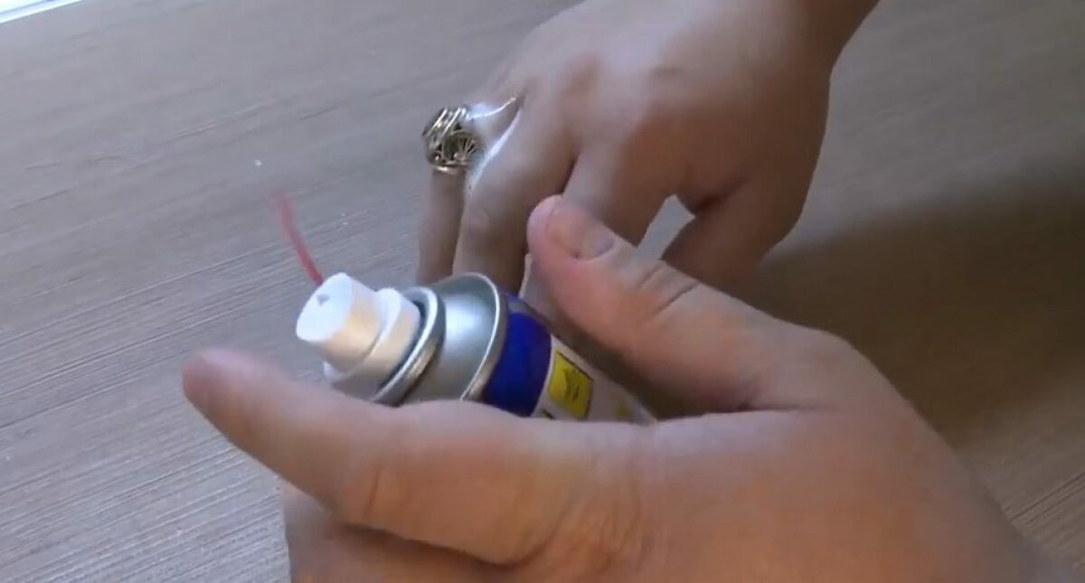 Спрей WD-40 – это уникальное средство, которое поможет удалить коррозию, защитить покрытие от влаги, устранить старые въевшиеся пятна и даже уберечь поверхность мебели от царапин