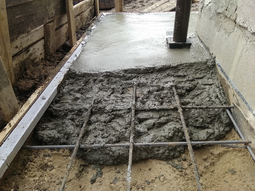 » можно ли заливать бетон в воду и какими способами это делается?