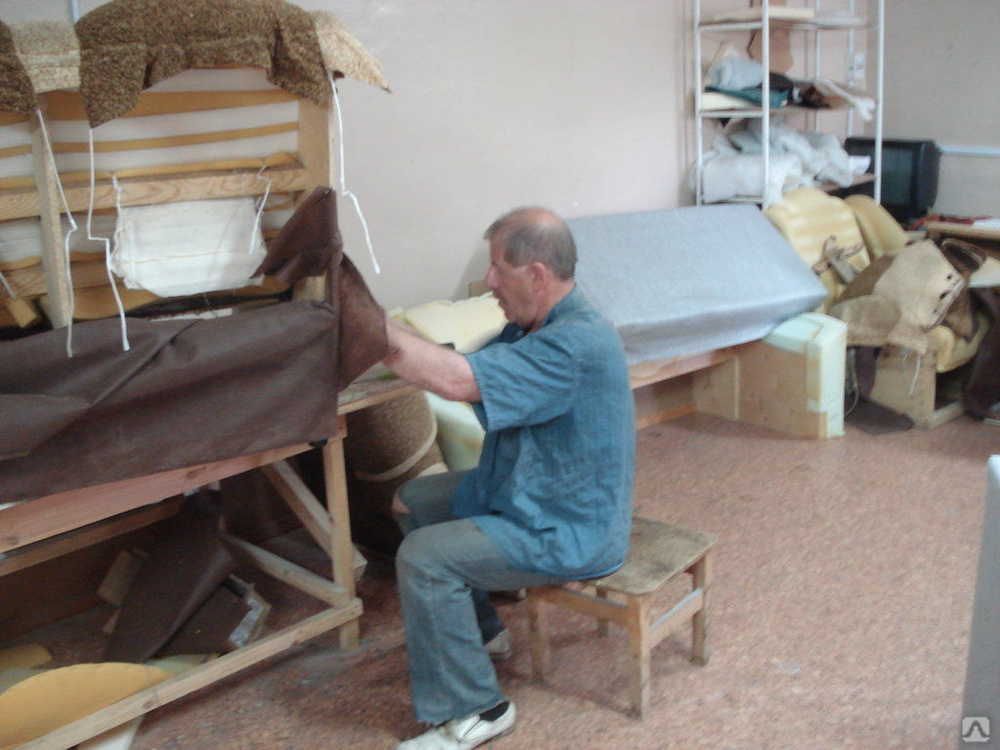 Реставрация мебели с помощью ткани – это простой метод придания предметам интерьера обновленного вида, причем без больших финансовых трат