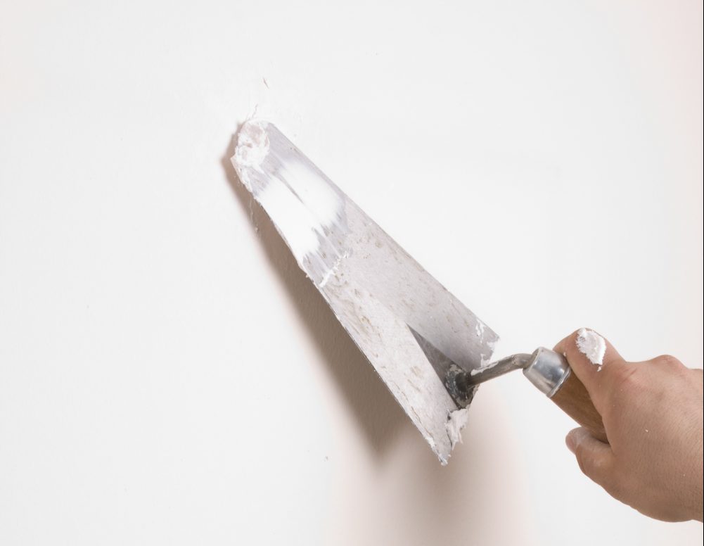 Шпаклевка для дсп: можно ли применять гипсовые смеси, как и чем шпаклевать стены под обои и покраску, а также важность влагостойких материалов и рекомендации