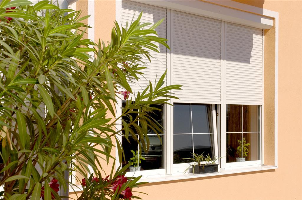 Чтобы летом не мучиться от лучей палящего солнца в квартире, можно затенить окно одним из подходящих народных способов или даже поменять интерьер в комнате