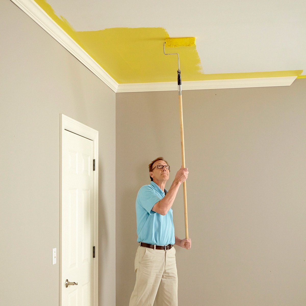 Как покрасить потолок своими руками? - шаг за шагом и идеи в интерьере