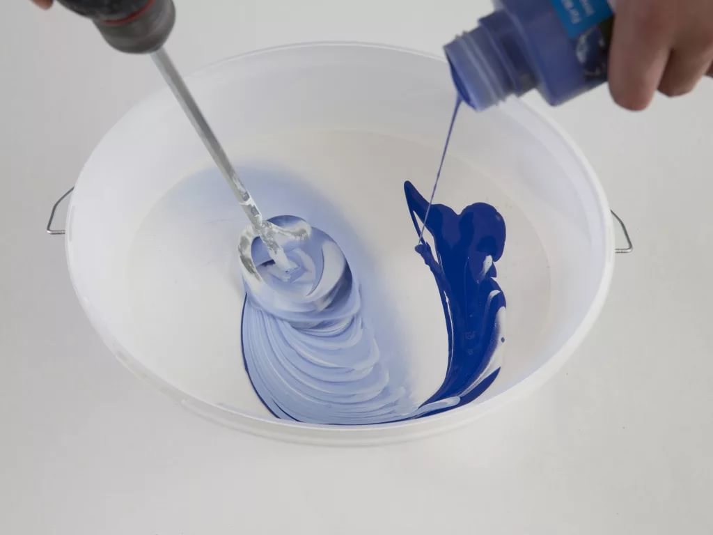 Покраска водоэмульсионной краской – как не испортить стены и добиться ровного покрытия?