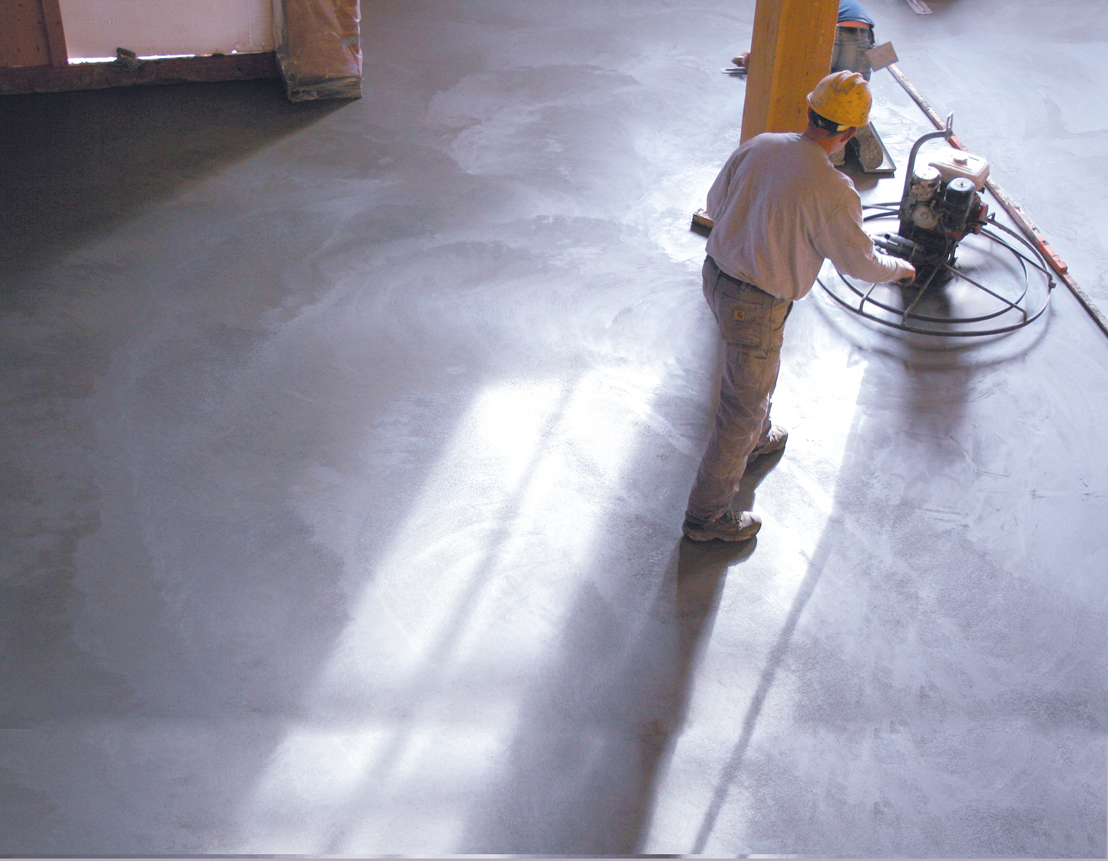 Шлифовка бетона производится при помощи бытовых или профессиональных устройств, ее рекомендуется осуществлять для придания напольному покрытию ровности и гладкости
