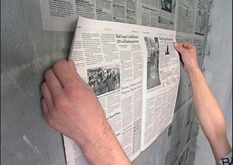 Как правильно клеить газеты на стену