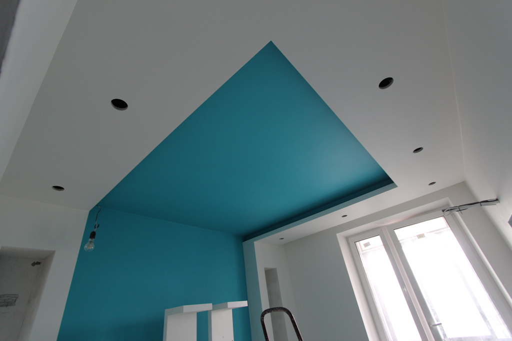 Можно ли красить натяжные потолки: какие и какими красками?