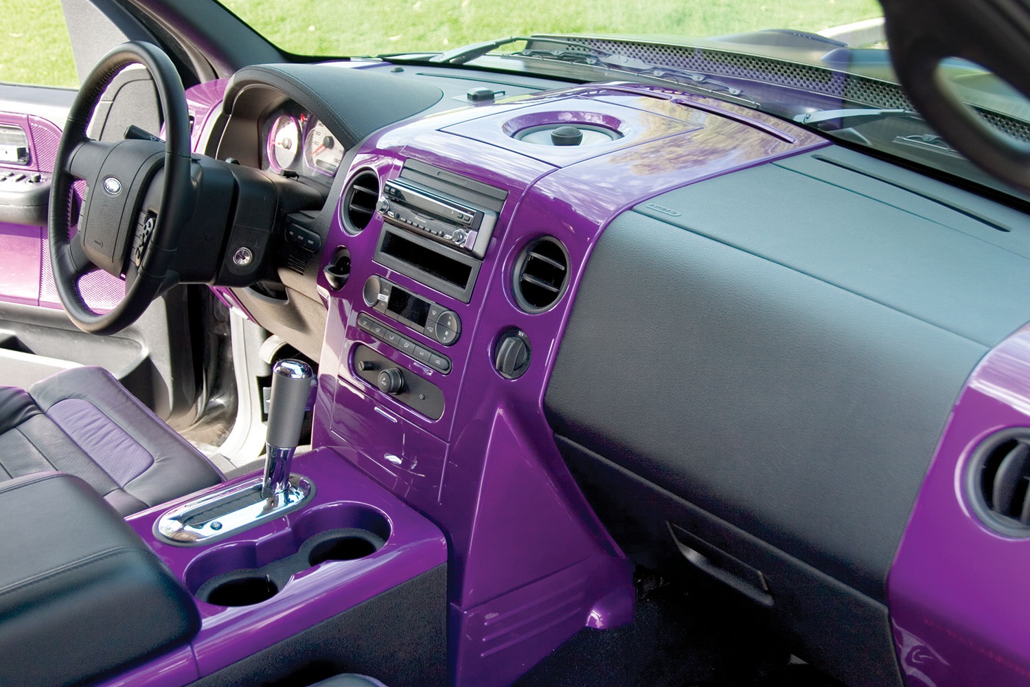 Цвета торпедо. Перекраска салона автомобиля. Салон автомобиля панель. Перекраска пластика салона авто. Фиолетовый салон автомобиля.
