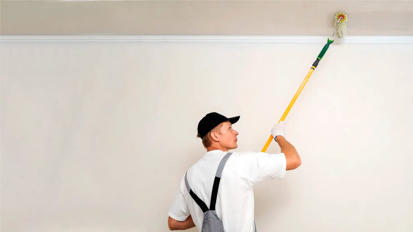 При подготовке потолка к покраске водоэмульсионной краской требуется уделять должное внимание каждому из этапов Какие использовать материалы и инструменты