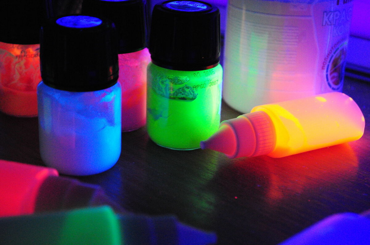 О флуоресцентной краске: что это такое, чем отличается от люминесцентной