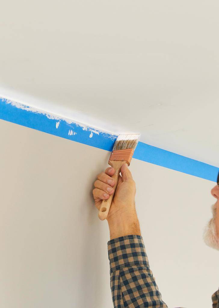 Особенности выбора и техника окрашивания стен и потолков водоэмульсионной краской
