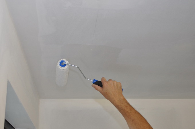 Побелка потолка водоэмульсионной краской: информация, как нанести средство своими руками после ремонта, о подготовке к первому слою и повторном процессе