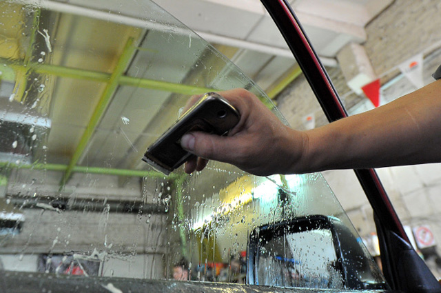 Как убрать клей от тонировки со стекла автомобиля: как снять следы от пленки, чем оттереть и удалить пятна?