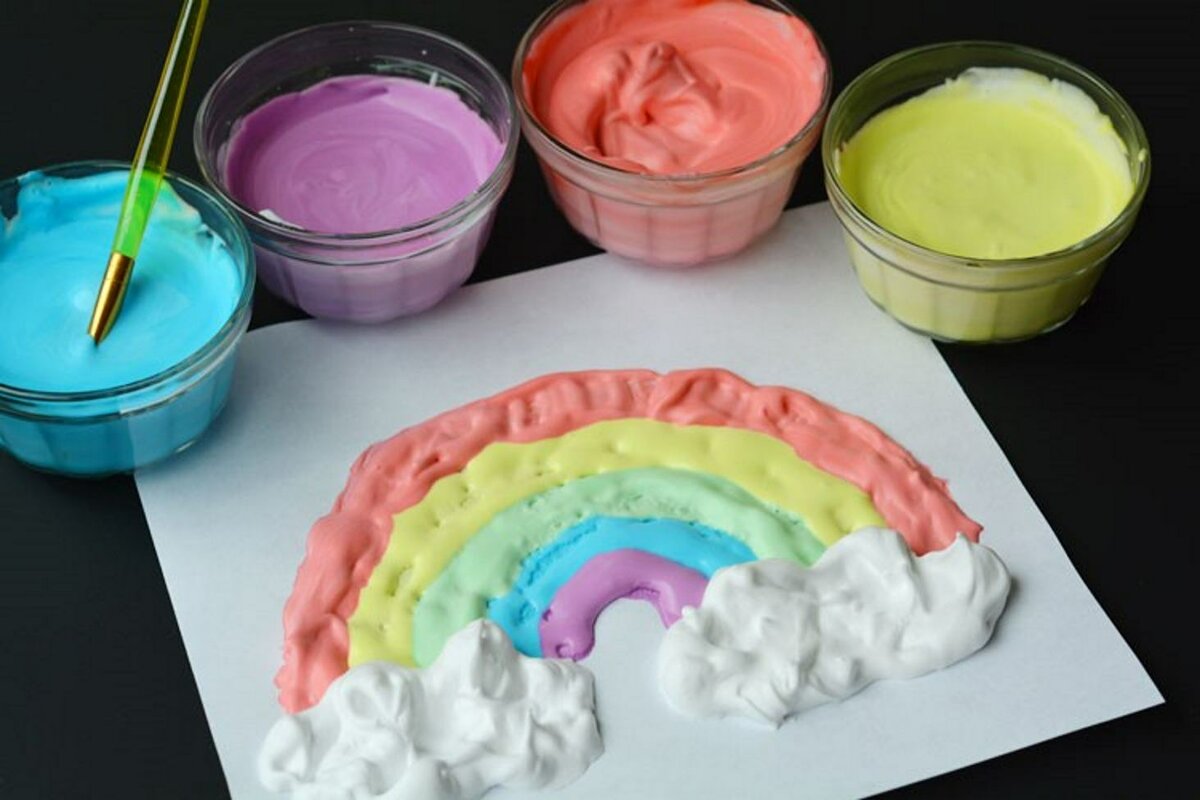 В детском творчестве можно применять необычные материалы, например, объемные краски, их готовят из муки или ПВА, после чего сушат необычным способом